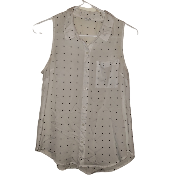 Old Navy's Women's Polka Dot Sleeveless Blouse - Picture 3 of 6